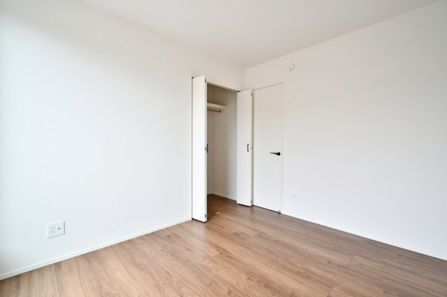 蓮田市西新宿11期　全1棟の洋室|各居室にクローゼット付き、限られたスペースを有効活用できます。扉付きで生活感を隠せるため、お部屋はいつもスッキリ。お子様の自分専用の城として、愛着の持てる一室に。