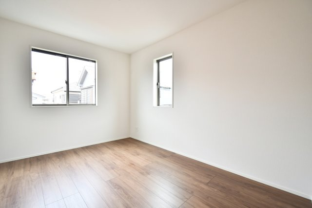 蓮田市西新宿11期　全1棟の洋室|南向きの窓から暖かな光が差し込む、開放感のある洋室です。2階の居室でもゆとりのある広さを確保し、プライベートな時間をゆったりと過ごせる心地よい空間を実現しました。