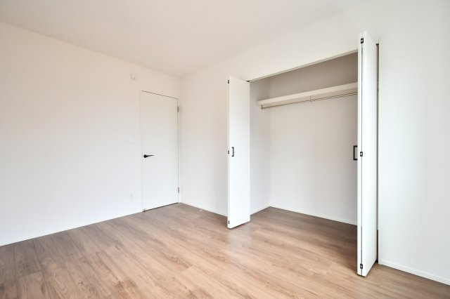 蓮田市西新宿11期　全1棟の洋室|衣類や小物を一括管理できるクローゼット付き。扉付きで生活感を隠せるため、6帖の広さを最大限に活用できます。白を基調とした内装が、清潔感のある暮らしを演出します。