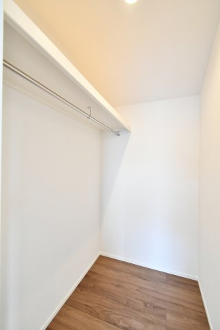 蓮田市西新宿11期　全1棟の収納|主寝室に備わるウォークインクローゼット。 枕棚とハンガーパイプ付きで、季節物の家電やスーツケースもスッキリ収まります。  居室にタンスを置かない広々とした暮らしが、ここから始まります。