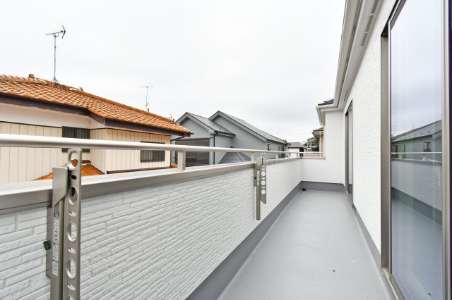 蓮田市西新宿11期　全1棟のバルコニー|南向きのワイドスパン設計で、洗濯物もカラッと乾きます。椅子を置いて、天気の良い日はプライベートな屋外空間として楽しむのも贅沢。