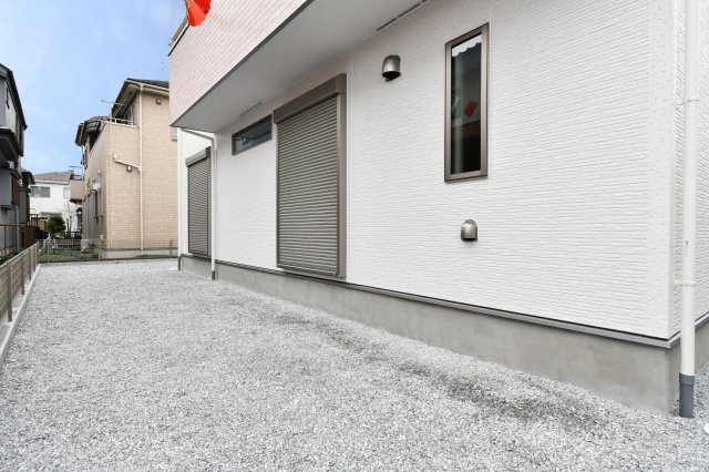 蓮田市西新宿11期　全1棟の庭|ガーデニングやDIY、お子様の夏遊びにおすすめなスペース。隣家との距離も確保されており、プライバシーを守りながら開放感を味わえます。家族の「やりたい」を叶える自由な空間。