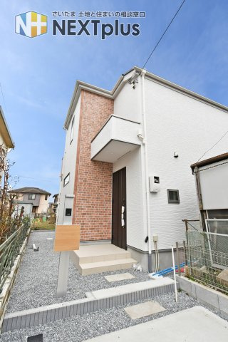 蓮田市西新宿11期　全1棟の外観|白と木目調が調和する、2026年3月完成の邸宅。建築基準法の1.5倍の耐震性を誇る強固な構造が、家族の安心と資産を守ります。51坪の敷地が生む堂々たる佇まいです。