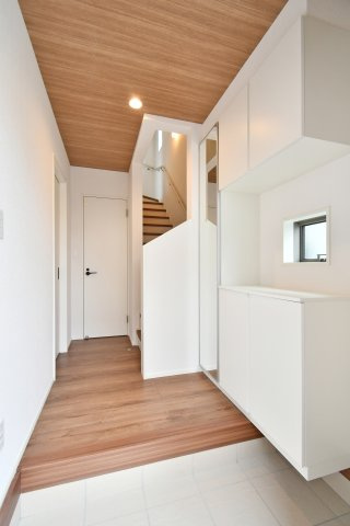 蓮田市西新宿11期　全1棟の玄関|玄関を開けた瞬間、木目の温もりと開放的なホールが広がります。階段横のスペースを活かした設計や、明るい色調でまとめられた空間は、帰宅するたびにホッとする安心感を与えてくれます。