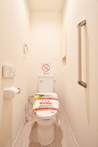 蓮田市西新宿11期　全1棟のトイレ|白を基調としたクリーンな空間。手すり付きで、小さなお子様からシニアまで安心して使えます。壁面には便利な埋込収納付き。小物を隠して、いつでもスッキリとした状態を保てます。