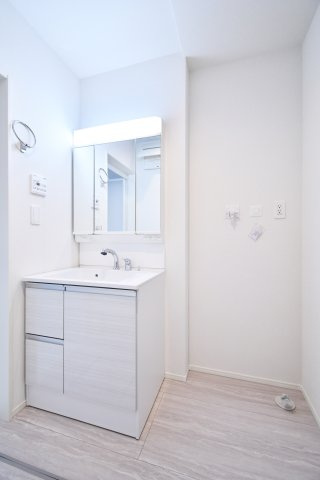 蓮田市西新宿11期　全1棟の独立洗面台|三面鏡タイプの洗面台は、鏡裏にたっぷり収納可能。洗面ボウルが広く、洗濯物の予洗いも快適です。横には洗濯機を置いてもゆとりのある空間を確保し、家事効率をぐんと高めます。