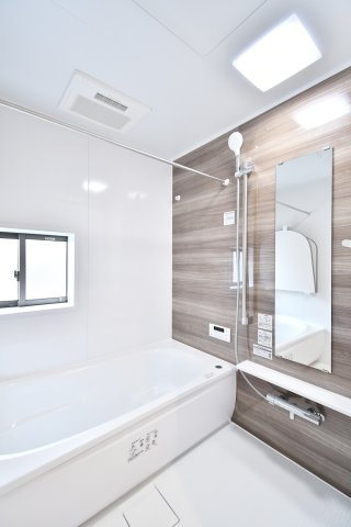 蓮田市西新宿11期　全1棟の浴室|浴室乾燥機付きで、雨の日の洗濯も安心です。ゆったり浸かれる浴槽と、換気のできる小窓、滑りにくい床材など、心地よさと安全性を両立しました。