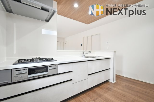 蓮田市西新宿11期　全1棟のキッチン|スライド式の引き出し収納は、奥の物まで取り出しやすく出し入れスムーズ。三口コンロと広々シンクで、毎日の料理がより楽しく快適に。お手入れしやすい素材を採用し、綺麗が長く続きます。