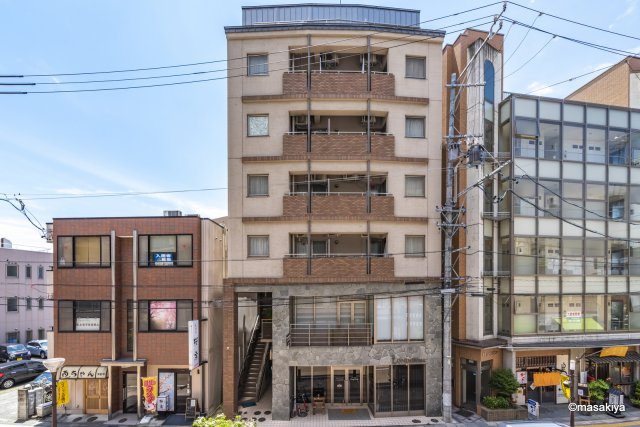 ロンドン東口ビルの外観