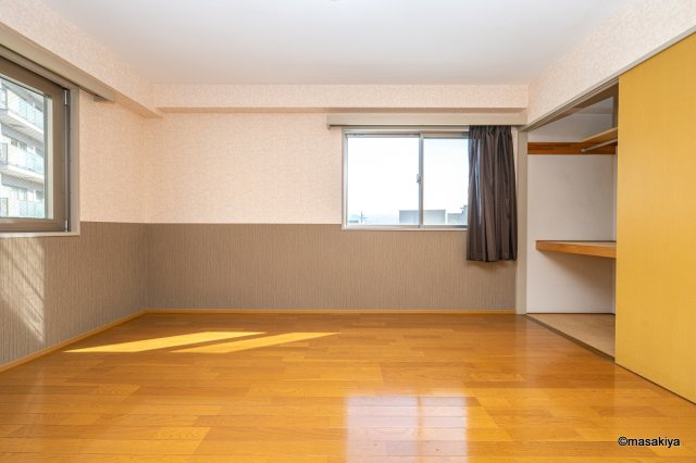 ロンドン東口ビルの居間・リビング