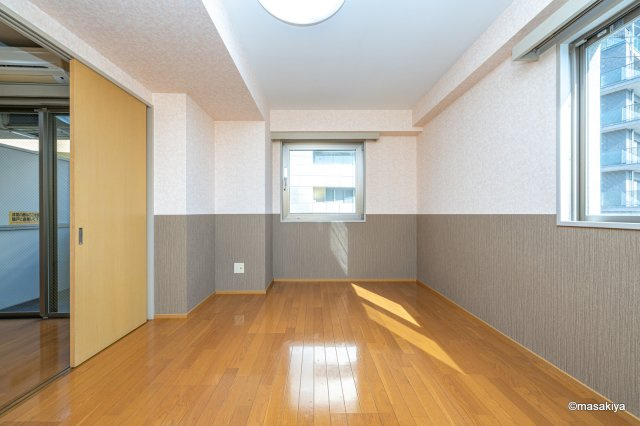 ロンドン東口ビルの洋室