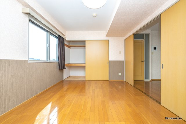 ロンドン東口ビルの洋室