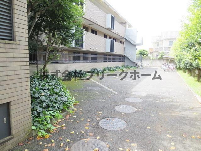 小金井市緑町４丁目の賃貸マンションの駐車場