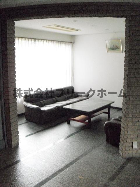 小金井市緑町４丁目の賃貸マンションのロビー