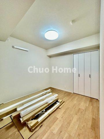 東京錦糸町シティタワーの寝室|【寝室】心と体をゆったりと安らげる主寝室。寝室のゆとりが大きい分だけ、暮らしの安らぎは深まります。一日の疲れを癒すだけでなく、ご夫婦の親密な語らいを紡ぎ出します