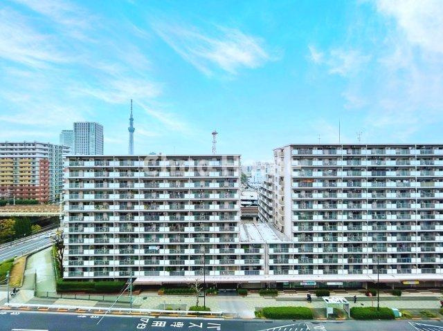 東京錦糸町シティタワーの展望|手を伸ばせば、ふれることが出来そうな環境が、そのままインテリアになったような印象です。その豊かな眺望にふさわしい空間には、通風・採光にも優れ、心地よい光と風があふれています