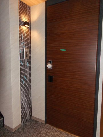 シャーメゾンさくら大久保駅前の玄関