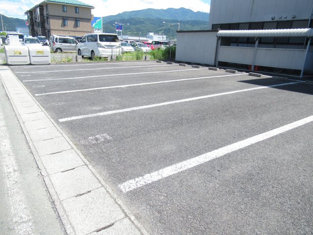 晃七第三マンションの駐車場