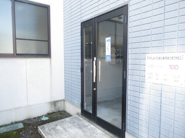 晃七第三マンションのエントランス