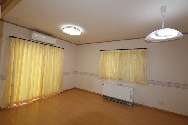 見附市本町3丁目　中古戸建の居間・リビング