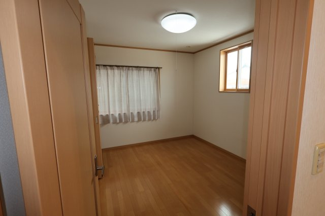 見附市本町3丁目　中古戸建の洋室