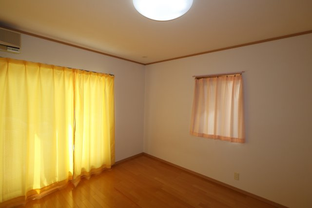 見附市本町3丁目　中古戸建の洋室