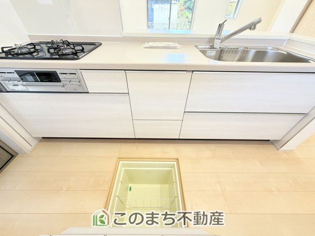 LiveleGarden.S下野緑第3の収納|キッチンには床下収納を備え、食品や日用品のストック収納に便利。すっきり片付く使い勝手の良い設備です。
