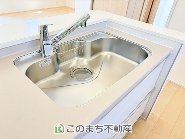 LiveleGarden.S下野緑第3のキッチン|大きなシンク付きで、洗い物も楽々できます。
