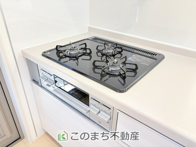 LiveleGarden.S下野緑第3のキッチン|三ツ口コンロ採用で、同時調理もスムーズ◎！お料理を並べられるカウンター付きで、配膳・片付けをサポート！リビングで過ごすご家族とコミュニケーションを楽しみながら作業可能です♪