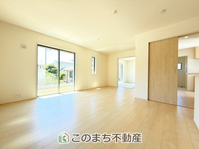 LiveleGarden.S下野緑第3の居間・リビング|開放感のある広々としたリビング☆家族みんなでゆったりくつろげます♪
南側から暖かな日差しが差し込みます♪キッチンからリビングの様子がよく見渡せます☆