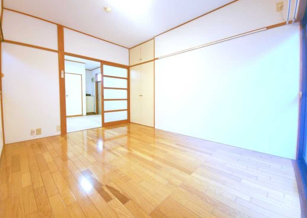 ロイヤルハイツ　礼金0　バストイレ別　角部屋の内装