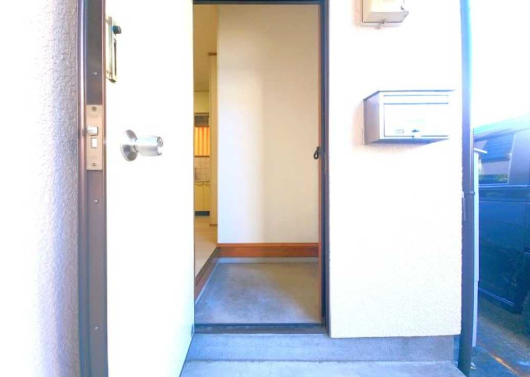 ロイヤルハイツ　礼金0　バストイレ別　角部屋の玄関