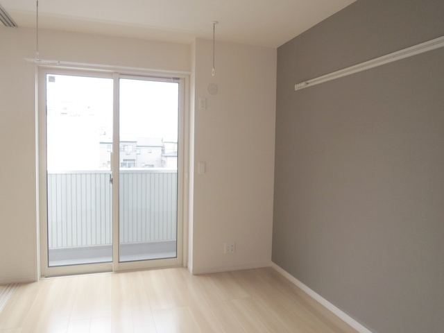 ソレイユ・ジンの寝室|収納充実！アクセントクロスがオシャレ使いやすい洋室です♪