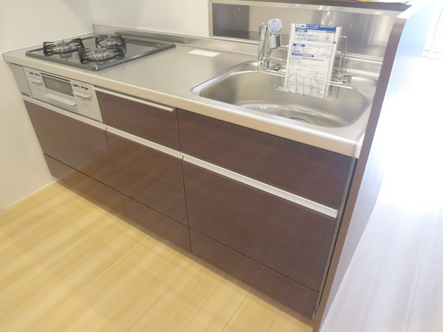 ソレイユ・ジンのキッチン|３口コンログリル付きのカウンターシステムキッチンです♪