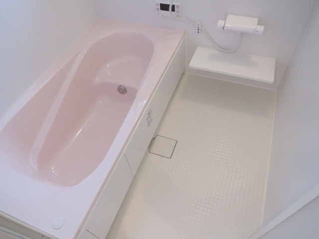 ソレイユ・ジンの浴室|足の伸ばせるピンク色の可愛いバスルームです♪