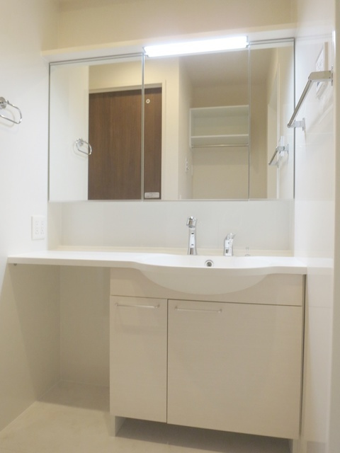 ソレイユ・ジンの洗面所|大き目の鏡のついた独立洗面台で身支度しやすいです♪