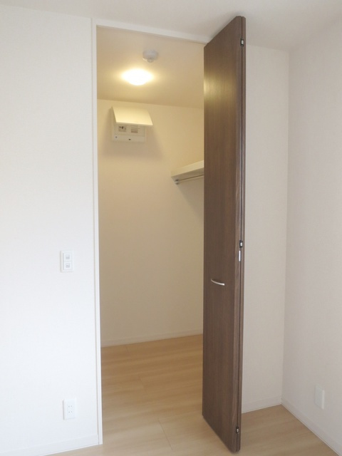 ソレイユ・ジンの収納|照明付きのウォークインクローゼット完備です♪