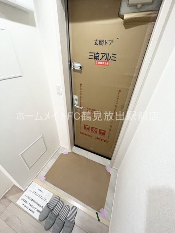 大阪市鶴見区今津中５丁目のアパートの玄関