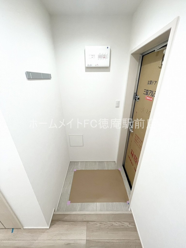大阪市鶴見区今津中５丁目のアパートの玄関