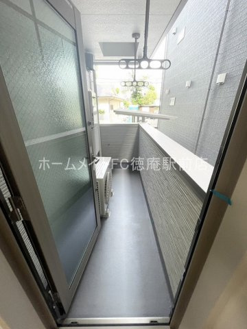 大阪市鶴見区今津中５丁目のアパートのバルコニー