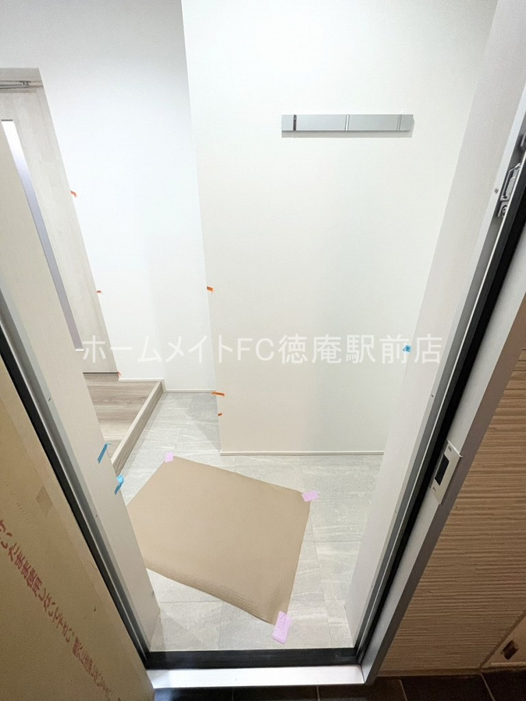 大阪市鶴見区今津中５丁目のアパートの玄関