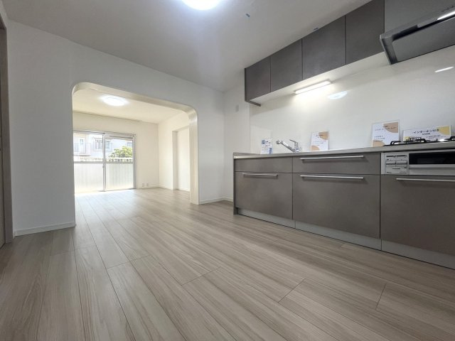 大町団地22号棟のキッチン|キッチンはしっかりと幅があり、作業も効率よく行えますよ♪