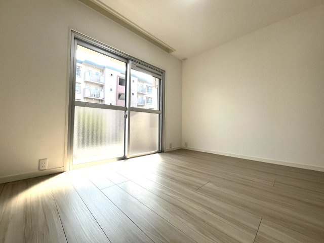 大町団地22号棟の洋室|全居室フローリング＆収納付き♪
「収納の余裕は心の余裕」というお家探しの格言もあるんですよ！ｖ