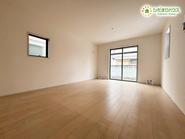 鴻巣市人形4丁目　　新築一戸建て　リーブルガーデン　01の居間・リビング|明るく開放感のあるLDKです。大きな窓から光が広がり、食事や団らんの時間が自然と楽しくなる空間です。家族の気配を感じながら過ごせるレイアウトで、毎日の暮らしがより豊かになります(^^)/