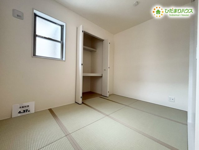 鴻巣市人形4丁目　　新築一戸建て　リーブルガーデン　01の和室|明るい光が差し込む和室で、収納も使いやすい位置にあります。落ち着いた雰囲気でゆっくり過ごせ、家族の生活に寄り添う使い勝手の良い空間です。多用途に使える便利なお部屋です☆