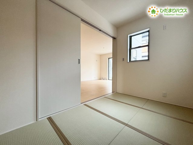 鴻巣市人形4丁目　　新築一戸建て　リーブルガーデン　01の和室|畳の柔らかな感触が心地よい和室は、子どものお昼寝スペースや遊び場として大活躍！家族みんなが安心して過ごせる落ち着いた空間です。リビングと続き間になっているので、見守りもしやすいですね!(^^)!