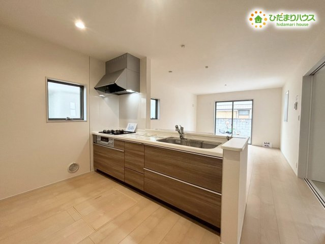 鴻巣市人形4丁目　　新築一戸建て　リーブルガーデン　01のキッチン|清潔感のある対面式キッチンです。リビングを見渡しながら調理でき、家族の様子を確認しやすい安心のレイアウトです。収納も使いやすく、毎日の料理が快適に進む設備が整っています♪