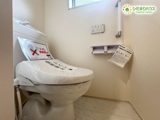 鴻巣市人形4丁目　　新築一戸建て　リーブルガーデン　01のトイレ|小窓付きで換気しやすいトイレです。清潔感のある内装で毎日気持ちよく使えます。家族みんなが使いやすい配置で、動線も整っており、忙しい時間帯もスムーズに利用できる快適な空間です！