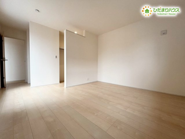 鴻巣市人形4丁目　　新築一戸建て　リーブルガーデン　01の寝室|広さのある主寝室で、ゆったり休める環境が整っています。大きな窓からの光が心地よく、朝の目覚めも爽やかに感じられます。家具の配置もしやすく、落ち着いて過ごせる快適なお部屋です！