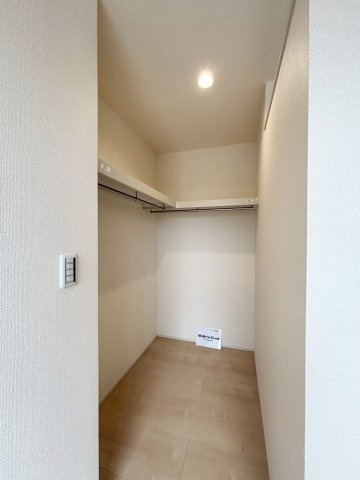 鴻巣市人形4丁目　　新築一戸建て　リーブルガーデン　01の収納|主寝室にはWICが完備されております！ハンガーパイプ付きで衣類も掛けやすく、室内をすっきり保ちやすい快適さが魅力です(*^-^*)